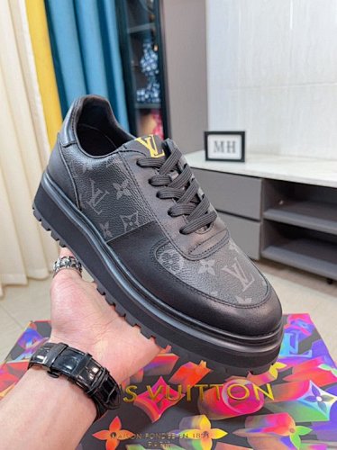 Louis Vuitton Trainer - 183352324