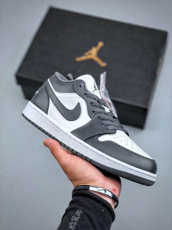 Footwear 242240926