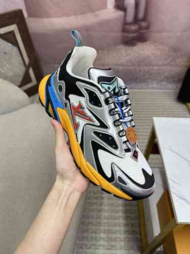 Louis Vuitton Trainer - 183354982