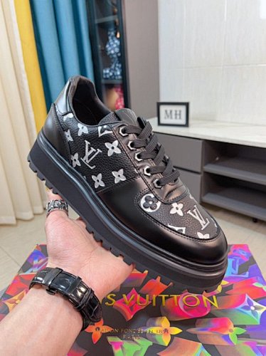 Louis Vuitton Trainer - 183352794