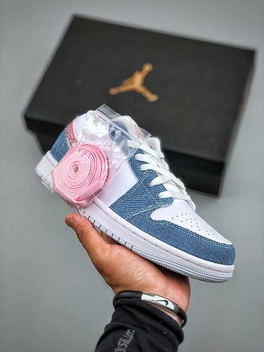 Footwear 242240811